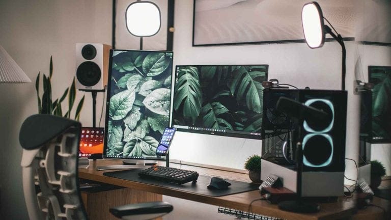 How To Build The Ultimate Streamer Desk Setup (+ Examples)